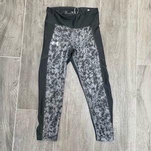 UNDER ARMOUR COMPRESSION HEATGEAR WOMENS GRAY/BLACK YOGA CAPRI PANTS